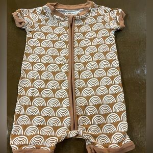 Little sleepies shorty , rust rainbows 6-12